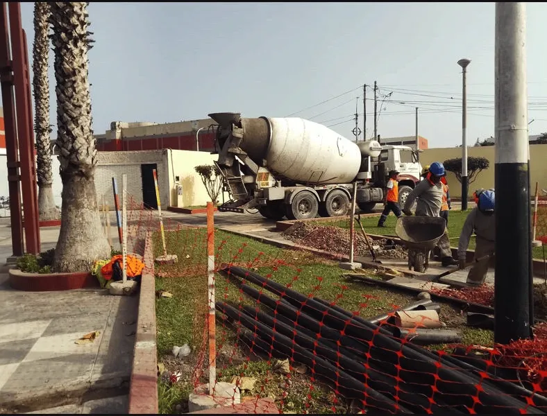 Camión mezclador de concreto en obra