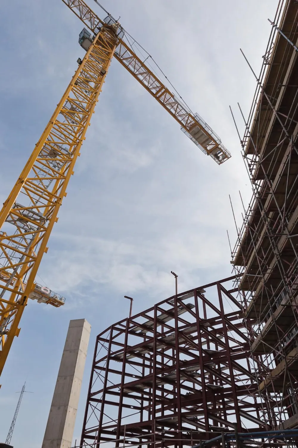 Grúa torre y estructura metálica en obra civil